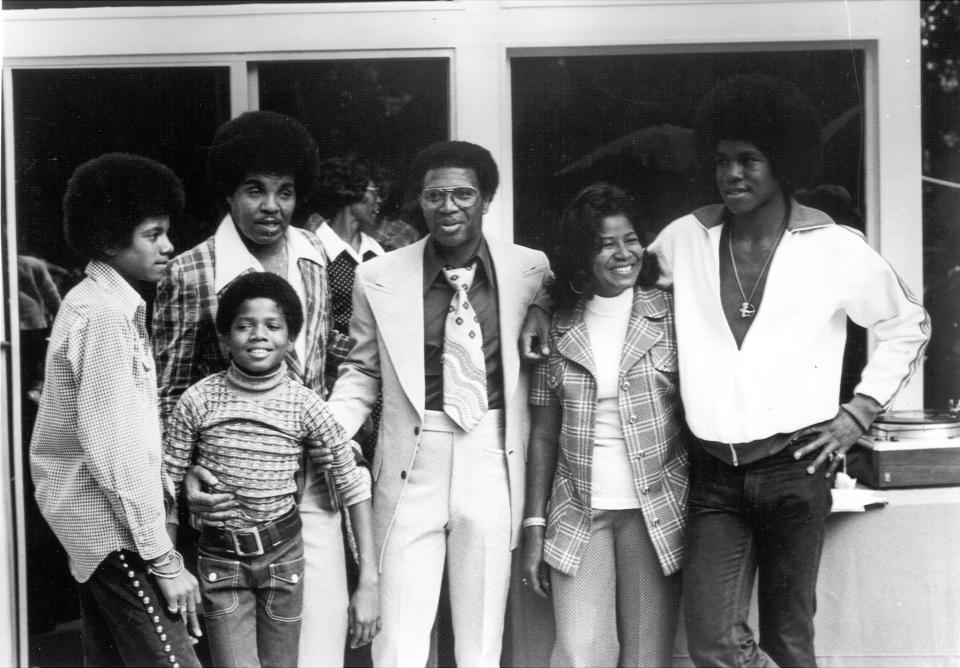 From left: Michael Jackson, Randy Jackson, Joe Jackson, Junior Walker, Katherine Jackson and Jermaine Jackson, pictured in 1970. (Photo: Michael Ochs Archives via Getty Images)