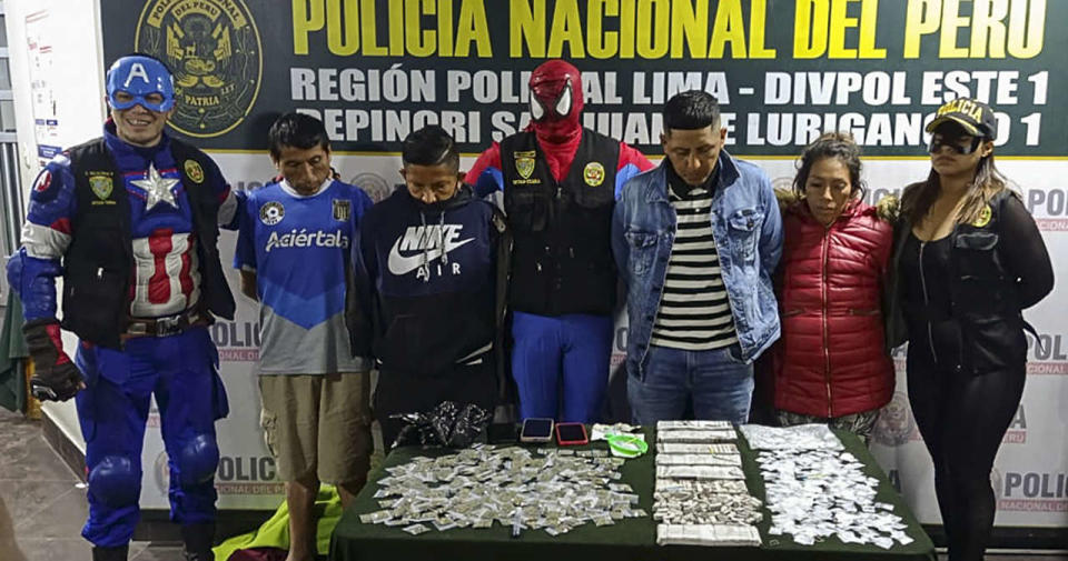 La police péruvienne s’est inspirée des Avengers de Marvel pour mener une opération contre les trafiquants de pâte de coca dans un quartier de l’est de Lima (Pérou).