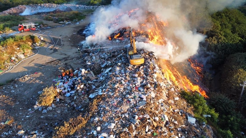 苗栗市西山垃圾掩埋場7日凌晨發生火警，苗栗縣政府消防局前往灌救，現場火勢延燒。（中央社／民眾提供）