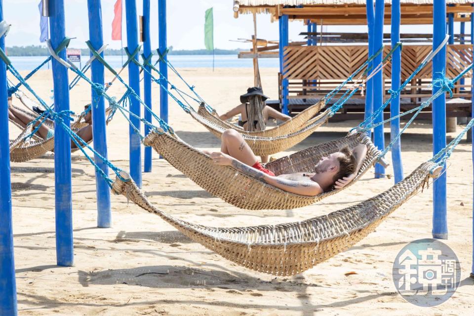 路尼島上設置了許多編織吊床，微風吹拂下曬著太陽令人舒服到差點睡著。