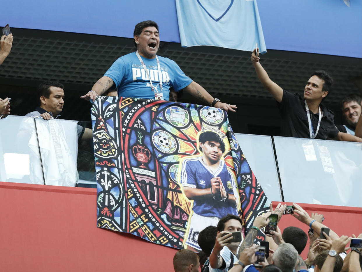 Maradona luce una bandera en el Nigeria vs Argentina. | Foto: Getty