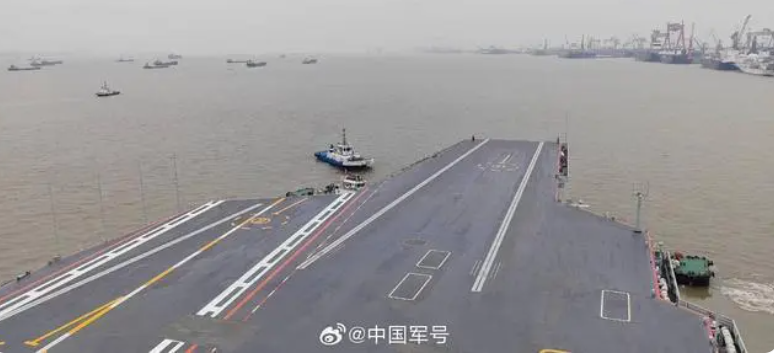 中國首艘自主設計彈射型航空母艦「福建艦」今日上午首次進行出海航試。「福建艦」也是中國的第三艘航母。翻攝百度