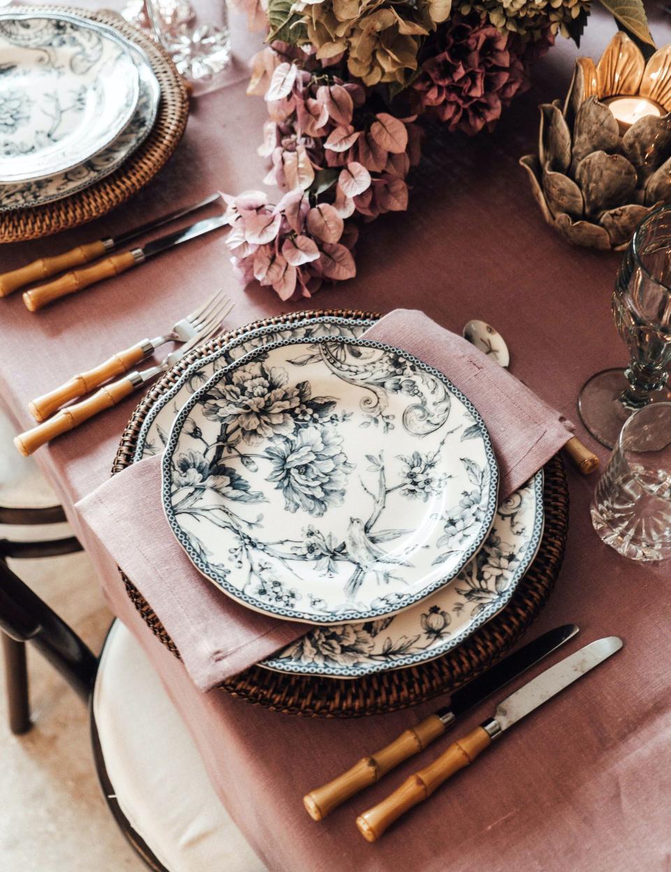 Misez sur de la belle vaisselle pour faire une table romantique