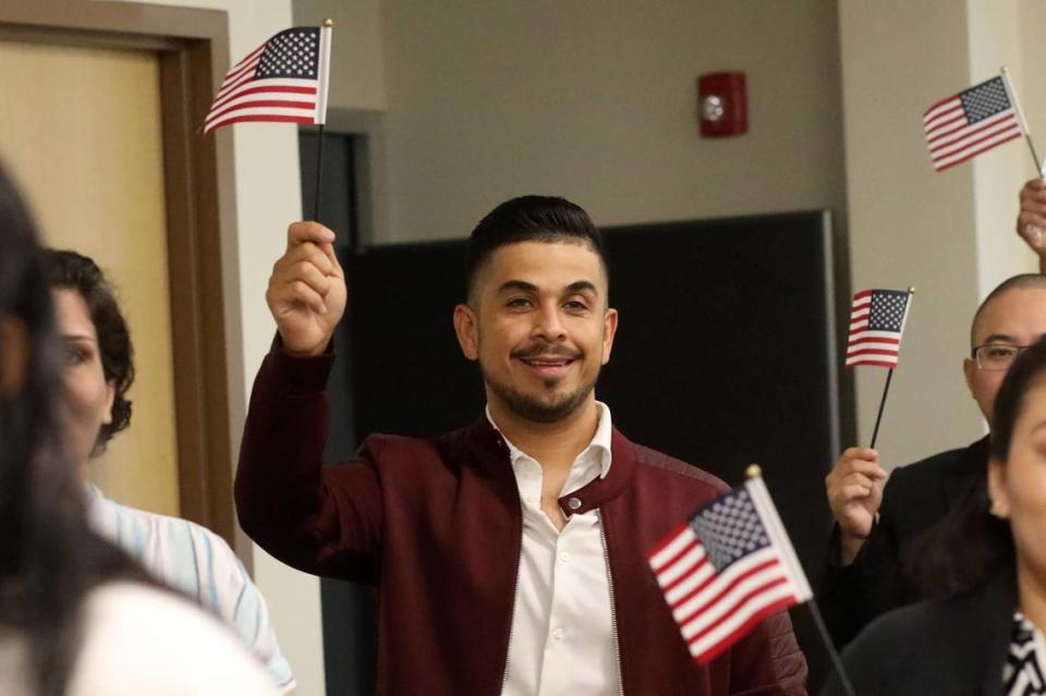 José Ramírez Cobián, de 37 años, fue una de las 39 personas de 10 países que juraron lealtad a la bandera de Estados Unidos el 17 de octubre durante una ceremonia de naturalización celebrada en Fresno.