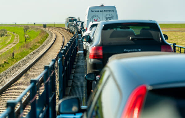 Der ikonische Autozug bringt wieder Urlauber nach Sylt.