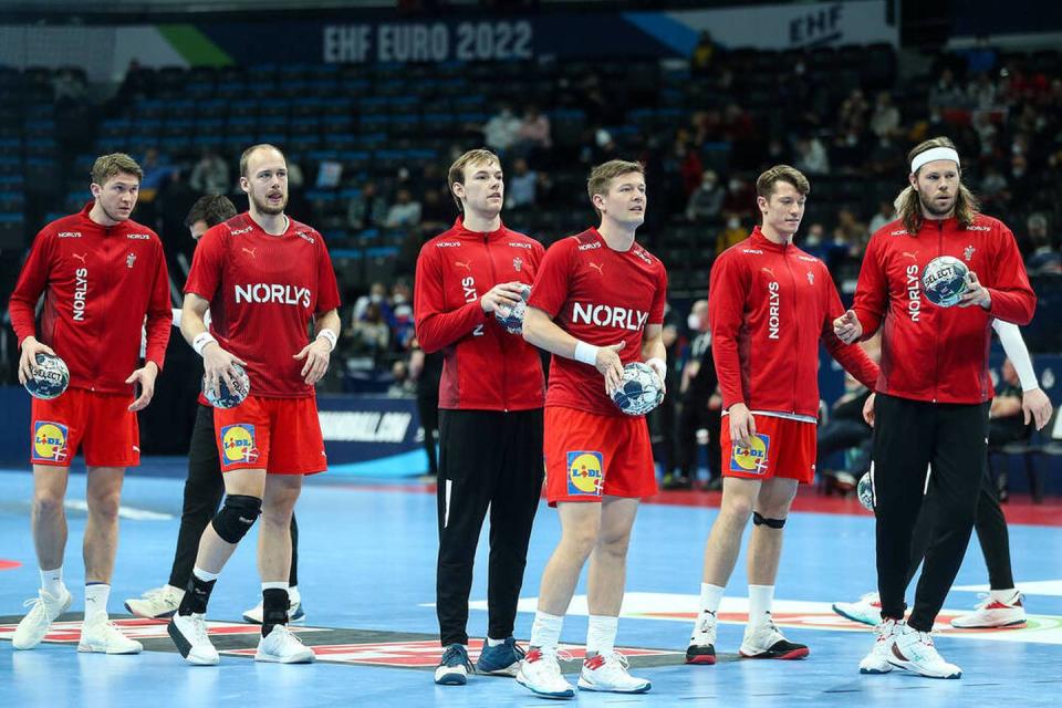 Spieler der dänischen Nationalmannschaft auf dem Spielfeld bei der Handball-EM 2022