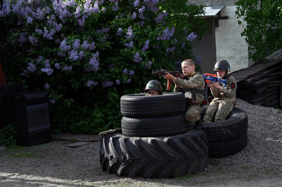 法新社報導，一群烏克蘭男孩們戴著二手頭盔、手拿玩具槍，儘管他們的槍殺不了人，但他們在青翠田野上進行的戰爭遊戲，對他們來說再真實不過。