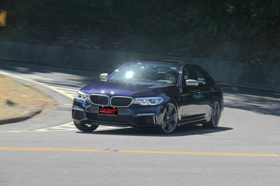 M550i xDrive的四輪驅動轉向偏於中性，若開習慣BMW後驅車那種可以油門與轉方向盤幾乎可以同步的駕駛，則必須較保守先！先轉方向盤讓車身呈現出過彎動態，感受到慣性轉移之後，再催油門會比較順暢。