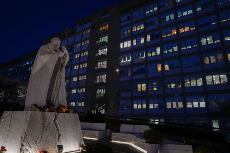 Una estatua del difunto San Juan Pablo II en el hospital Agostino Gemelli de Roma, el miércoles 29 de marzo de 2023, después de que el Vaticano dijera que Francisco había sido internado allí. (AP/Andrew Medichini)