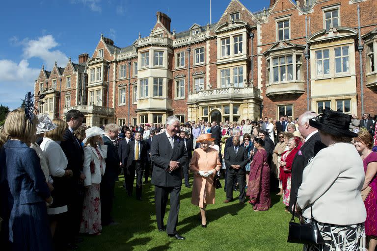 La reina Isabel II saluda a los invitados durante una fiesta en el jardín en honor a su Jubileo de Diamante en la residencia de Sandringham el 12 de junio de 2012 en Norfolk