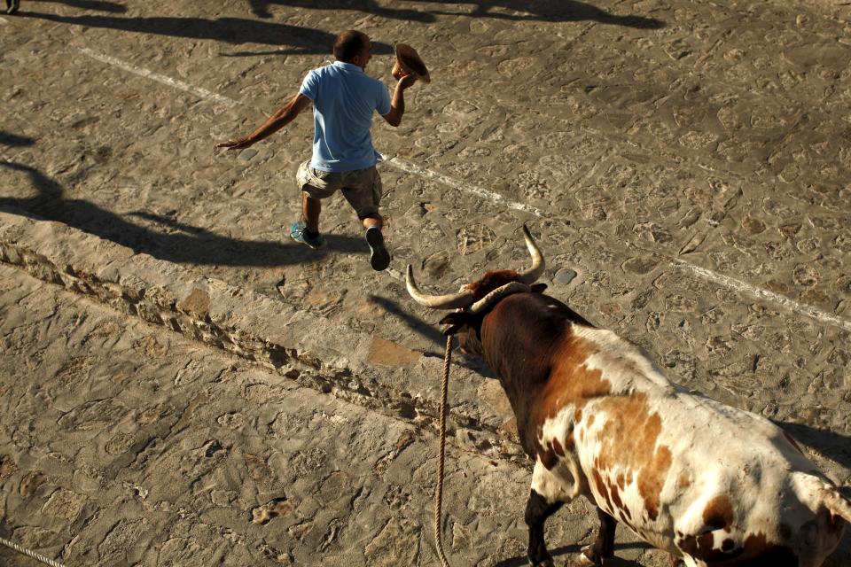 Mozo esquivando a un toro