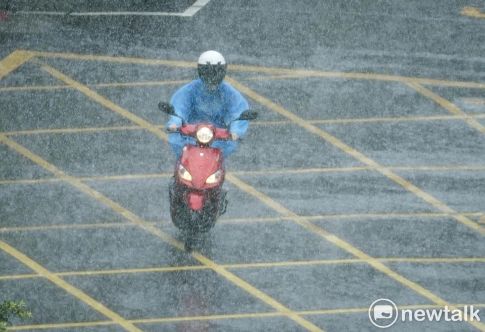 今（3）日有較大雨勢發生機率，中午前後外出需要留意天氣變化。   圖：張良一/攝