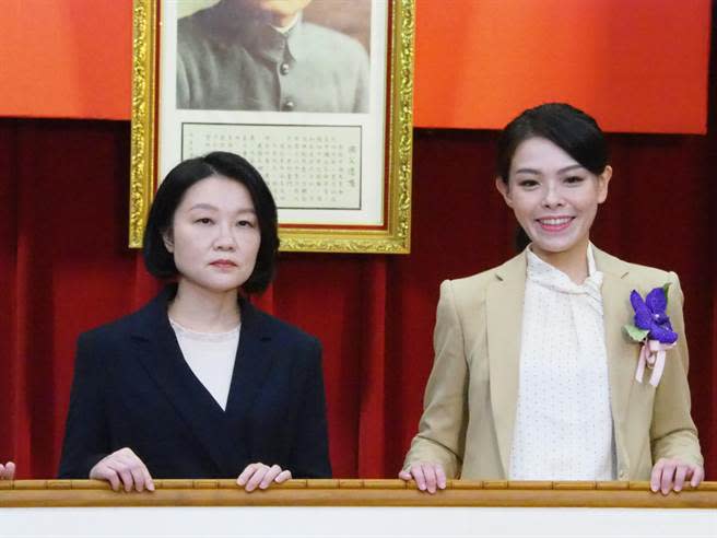 新竹市副市長蔡麗清（左）在任職8個多月後將走人，民進黨市議員曾資程恭喜她脫離苦海。（本報資料照片）