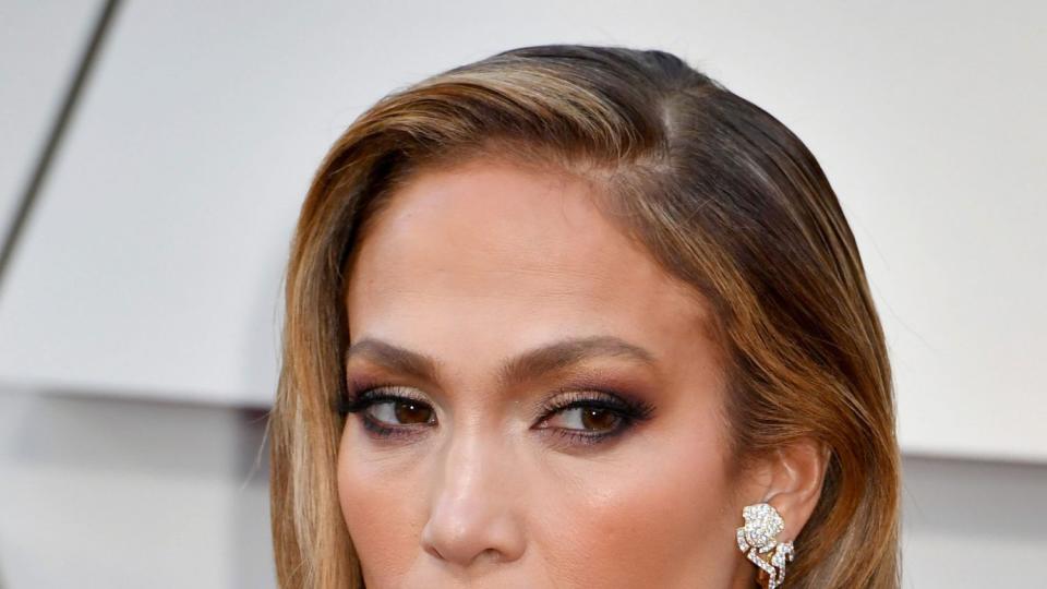 Jennifer Lopez poses at the Academy Awards with brownish blonde (bronde) hair