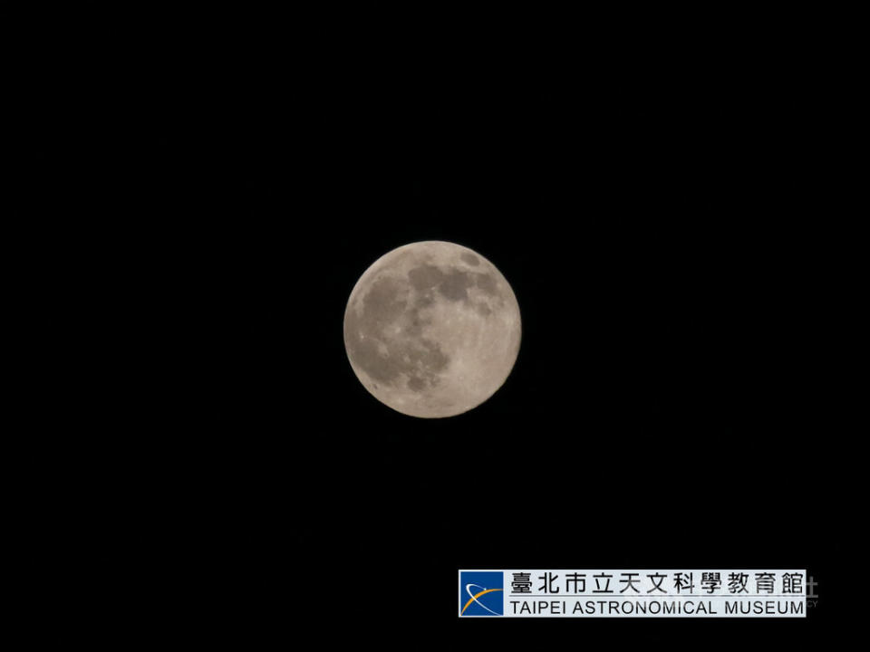 台北市天文館表示，10月31日萬聖節當晚將出現罕見天文現象「藍月」，也就是同個月份中的第2次滿月。圖為2015年7月拍攝的藍月。（台北市立天文科學教育館提供）