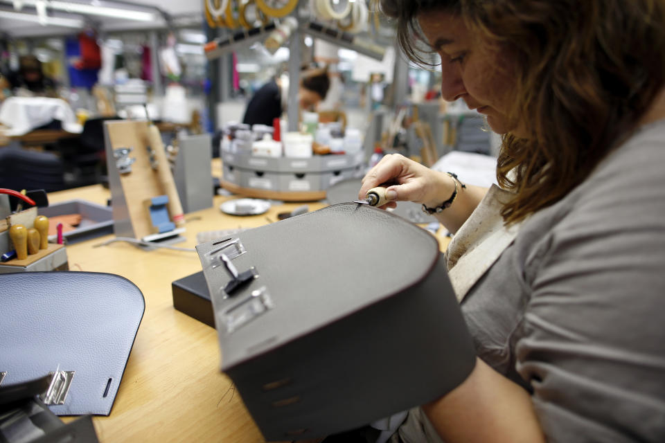 Una artesana trabaja en un bolso Birkin en la fábrica de artículos de lujo Hermes en Seloncourt el 4 de octubre de 2013. REUTERS/Benoit Tessier (FRANCIA - Tags: MODA EMPRESARIAL)