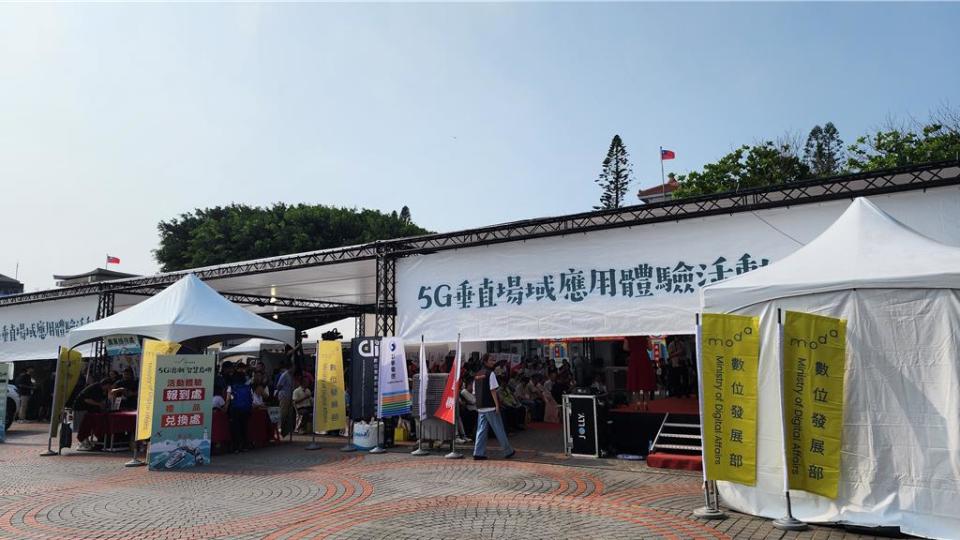 2024年4月15日澎湖縣／數位部長唐鳳率150人澎湖宣揚5G政績，被地方糗只是來畢旅。圖為澎縣府前廣場上週即搭完的帳棚，讓地方好奇。（許逸民攝）