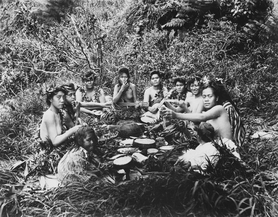 Native Hawaiians eating a meal together.&nbsp; (Photo: Bettmann via Getty Images)