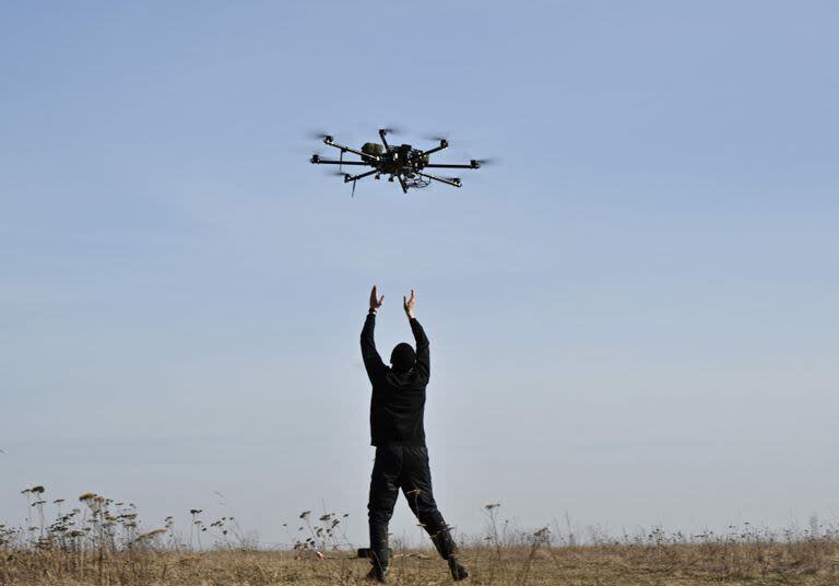 Un piloto practica con un dron en un campo de entrenamiento en la región de Kiev el 29 de febrero de 2024, en medio de la invasión rusa a Ucrania.