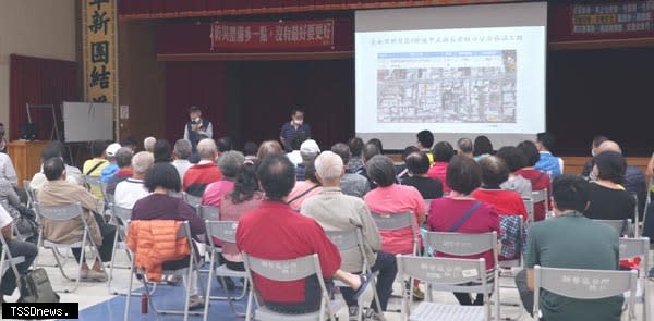 新營區公所召開「重要在建公共建設影響市區道路交通情形」地方說明會，向居民說明各項重大工程推動目的，希望爭取認同諒解與支持。 （記者李嘉祥攝）