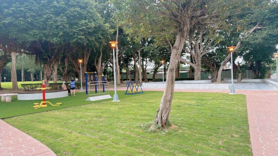 《圖說》全新舒適好走的壓花地坪搭配綠化草地樹蔭。〈板橋區公所提供〉