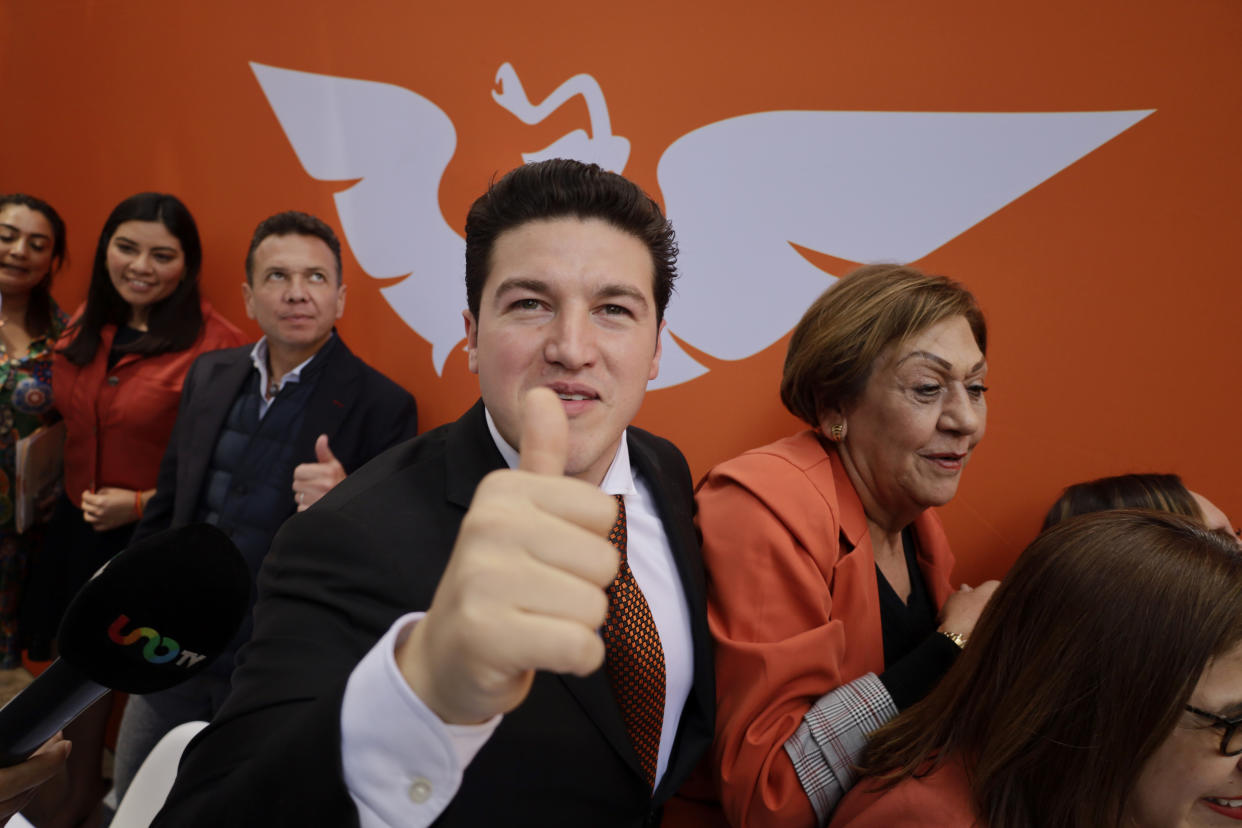 Samuel García Sepúlveda, gobernador de Nuevo León, durante su registro como precandidato a la presidencia de México en 2024 con integrantes del partido Movimiento Ciudadano. (Gerardo Vieyra/NurPhoto vía Getty Images)