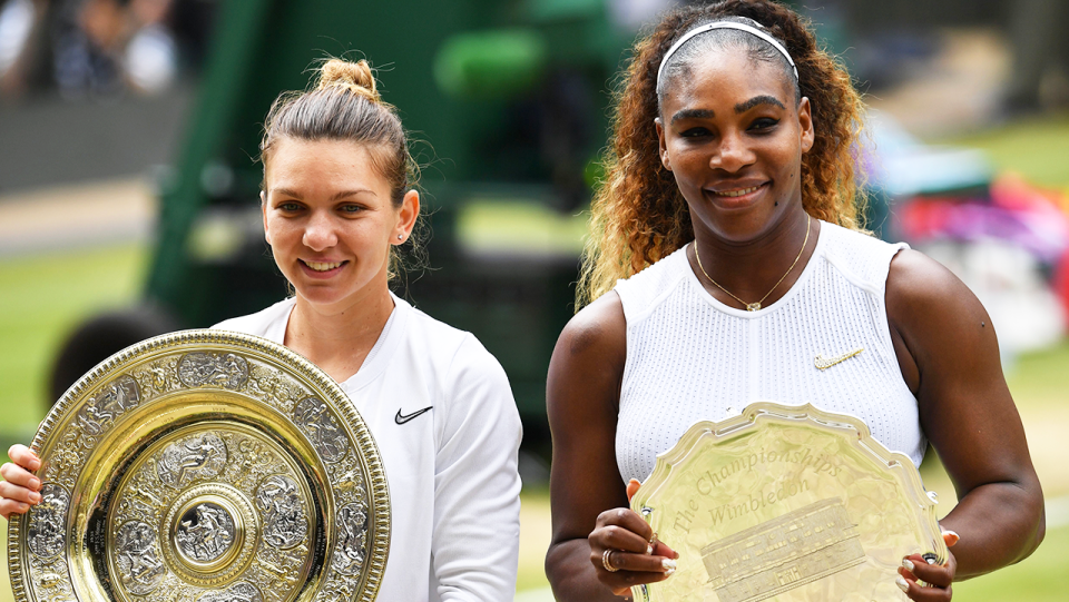Simona Halep poses with Serena Williams.