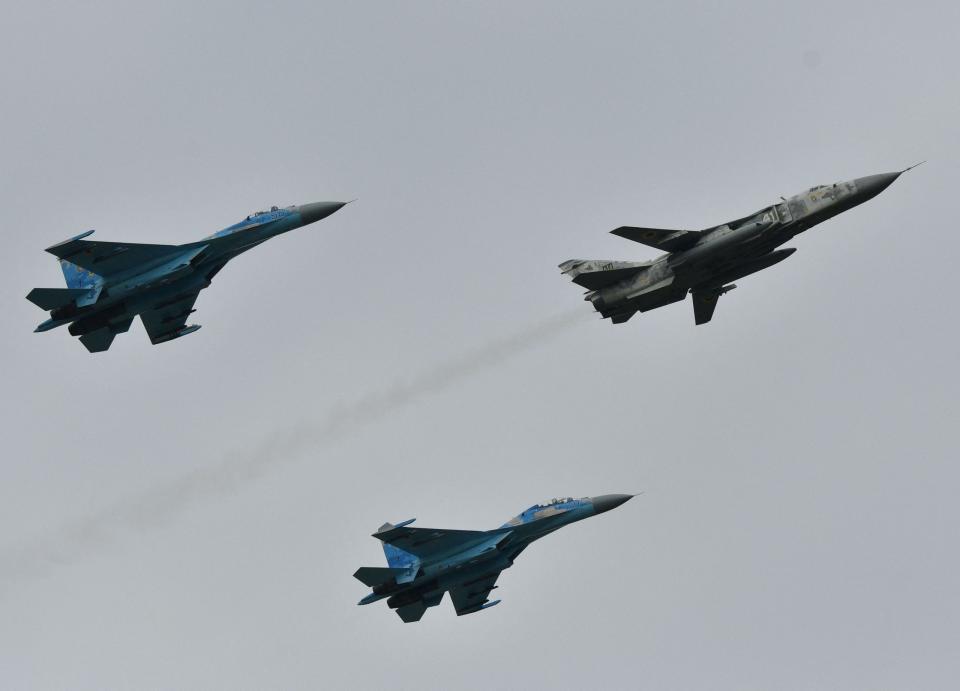 Ukrainische SU-27-Jagdflugzeuge eskortieren einen SU-24-Frontbomber während einer Luftwaffenübung auf dem Militärflugplatz Starokostyantyniv im Oktober 2018. - Copyright: GENYA SAVILOV | Getty Images