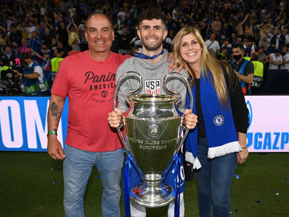 Christian Pulisic of Chelsea celebrates with his dad Mark Pulisic, his mum Kelley Pulisic and the UEFA Champions League Trophy after the UEFA Champions League Final between Manchester City and Chelsea FC at Estadio do Dragao on May 29, 2021 in Porto, Portugal.