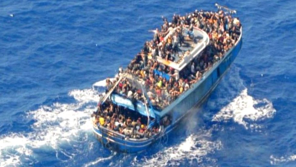 barco lleno de gente antes de naufragar