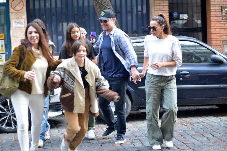 El actor Matt Damon saliendo de una parrilla en Palermo