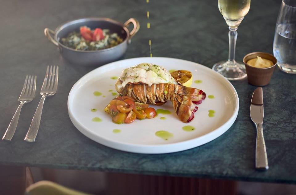 En el Mahogany Club se sirven creaciones de la comida italiana con cortes de carne, pastas y una extensa carta de vinos.