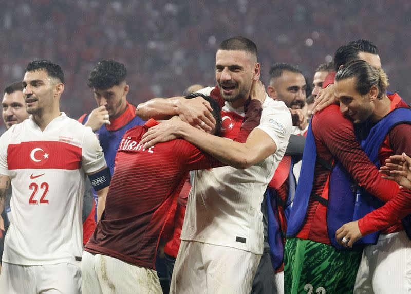 Foto del martes del futbolista Merih Demiral celebrando con sus compañeros la clasificación de Turquía tras la victoria ante Austria