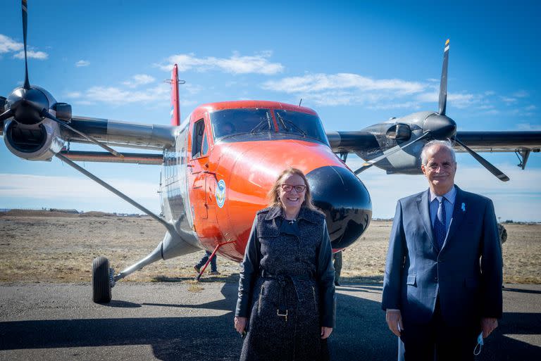 Alicia Kirchner y Jorge Taiana, en el lanzamiento del puente aéreo entre Río Gallegos y Río Grande, con aviones de la Fuerza Aérea