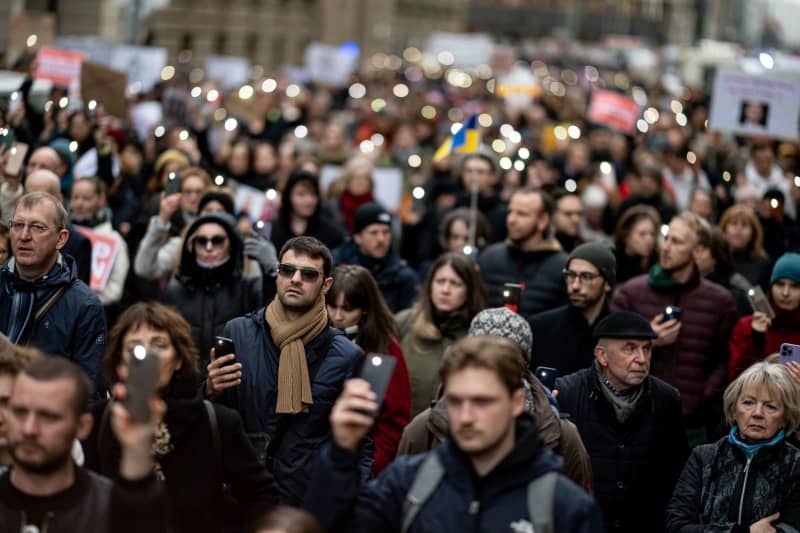 People demonstrate against the Russian government in central Berlin following the death of Russian opposition figure Alexei Navalny. Fabian Sommer/dpa