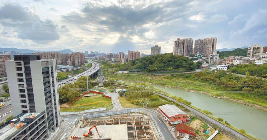 因近日少雨，導致基隆河流速緩慢，河水自淨效果差，水質變為混濁。（圖／中國時報高鈞麟攝）