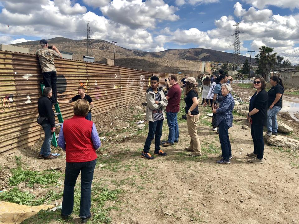 FOTOS: El 'muro', el nuevo atractivo turístico entre México y EEUU