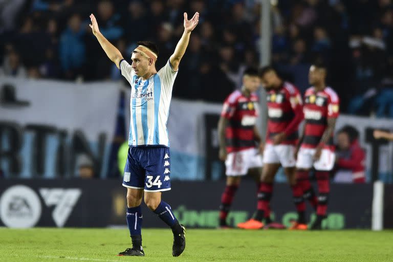 Facundo Mura celebra el gol de su compañero Nicolás Oroz para Racing en la Copa Libertadores