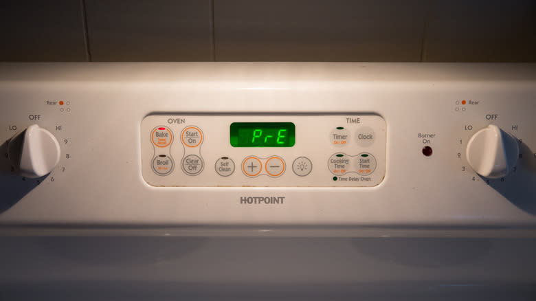 oven display showing preheat symbol 