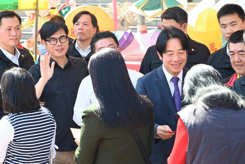 賴清德在陳其邁、許智傑等人陪同下，前往五甲龍成宮參香、發放福袋。   圖：高雄市政府提供