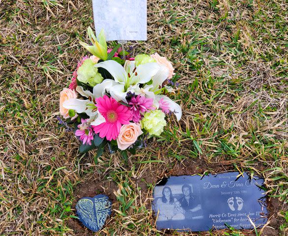 <p>Dean and Tina Linn Clouse Memorial Fund</p> Dean and Tina's grave in Harris County, Texas