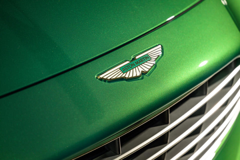 DB12 採用品牌最新 Aston Martin 飛翼廠徽，是首輛搭載Aston Martin全新廠徽之車款，呼應全新時代的開啟。