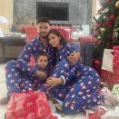 <p>Tous habillés avec le même pyjama, Nabilla, Thomas et leur fils Milann ont dû passer un très beau Noël, déballant des dizaines de cadeaux à en croire cette belle photo de famille. (crédit Instagram Nabilla)</p> 