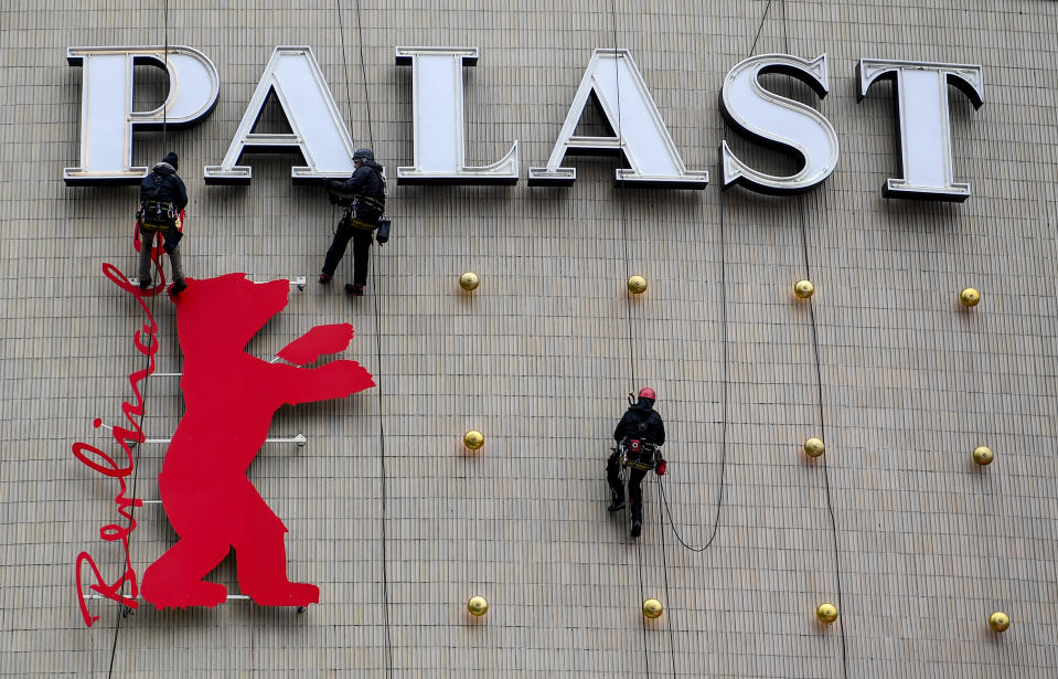 19.02.2020, Berlin: Arbeiter bringen den Berlinale-Bären für die Berlinale am Kino Zoopalast an. Die 70. Internationalen Filmfestspiele werden am 20.02.2020 eröffnet. Foto: Britta Pedersen/dpa +++ dpa-Bildfunk +++