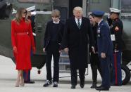 <p>Kurz nach dem Abflug vom Weißen Haus landet Marine One 15 Kilometer außerhalb von Washington auf der Andrews Air Force Base im Bundesstaat Maryland. Dort wartet schon die Air Force One auf den Präsidenten und seine Familie. (Bild: AP Images)</p>