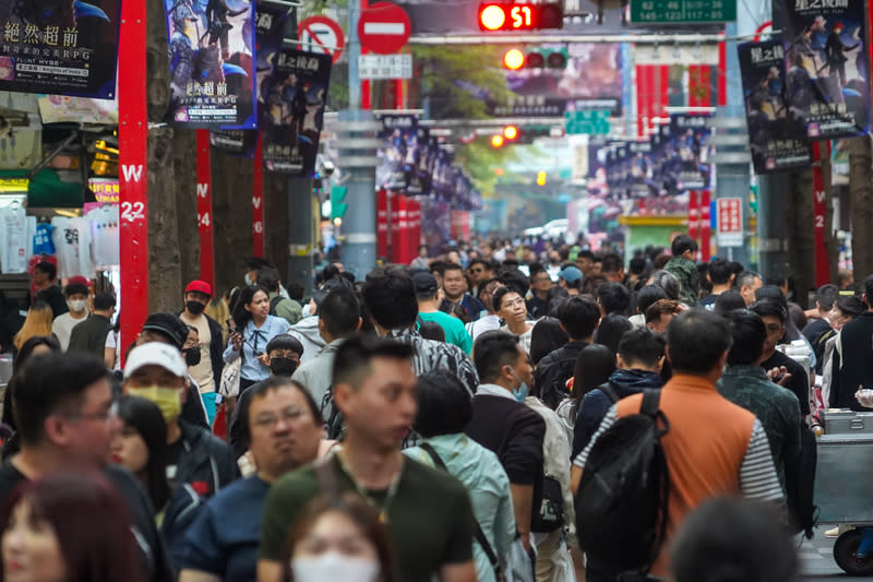 清明連假　西門町逛街人潮多（1） 清明連假來到第3天，台北市西門町商圈6日下午逛街 人潮不少，商圈徒步區遊客絡繹不絕。 中央社記者裴禛攝  113年4月6日 