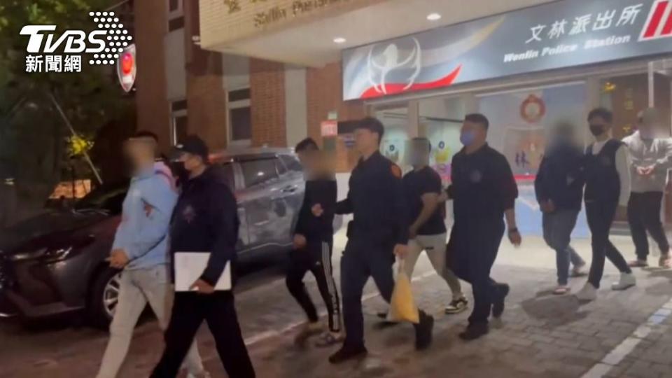 警方逮捕尹嫌等6名竹聯幫靜安會幫眾。（圖／TVBS）