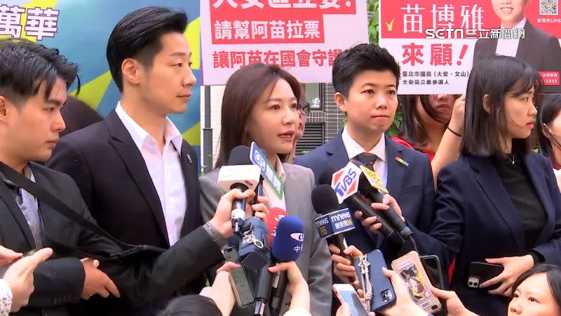 台北市萬華選區民進黨立委參選人吳沛憶（中），由林昶佐（左）及苗博雅（右）陪同登記參選。