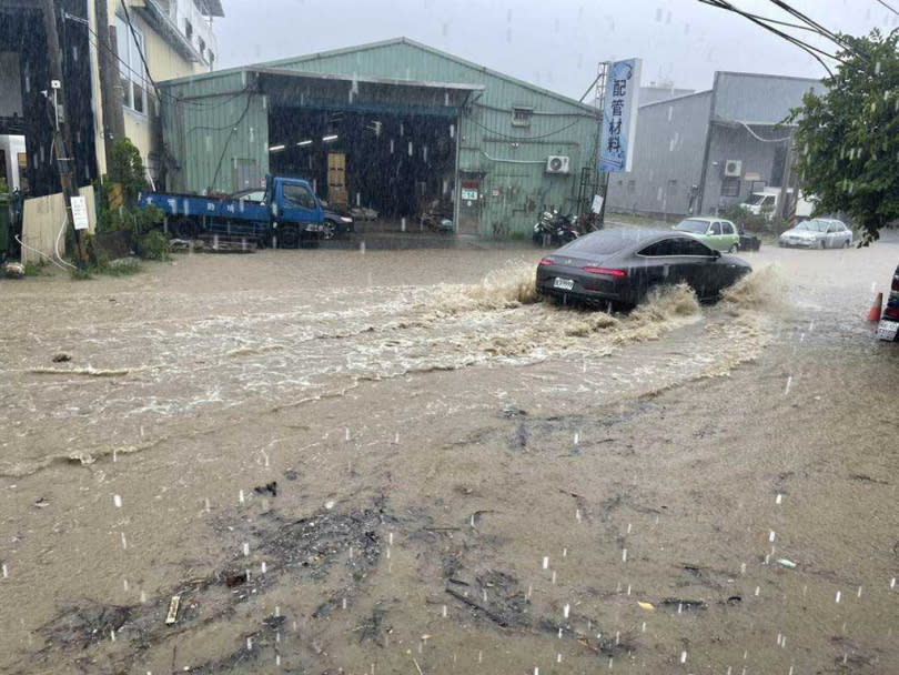   蘆洲區復興路331巷靠近「三重果菜市場」附近水淹半個輪胎高約莫30公分（圖／民眾提供）