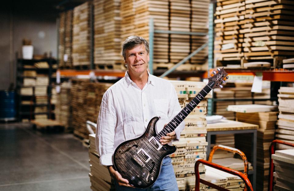 Jack Higginbotham, director operativo en PRS, en el taller. (Foto: Paul Reed Smith)